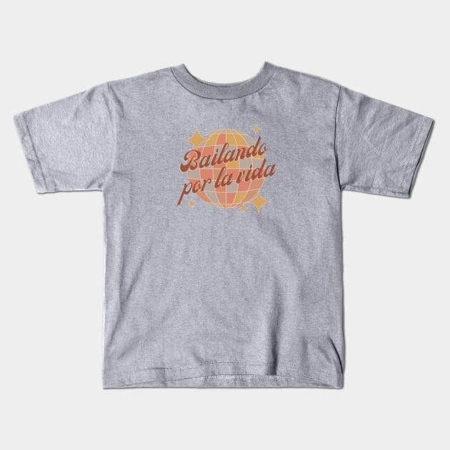 Bailando por la vida,  dancing through life, retro brown Kids T-Shirt by Bailamor